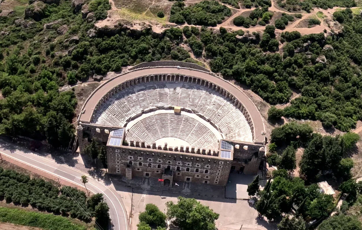 Royal Fly ile Antalya helikopter turu sırasında Aspendos antik tiyatrosunun havadan görünümü