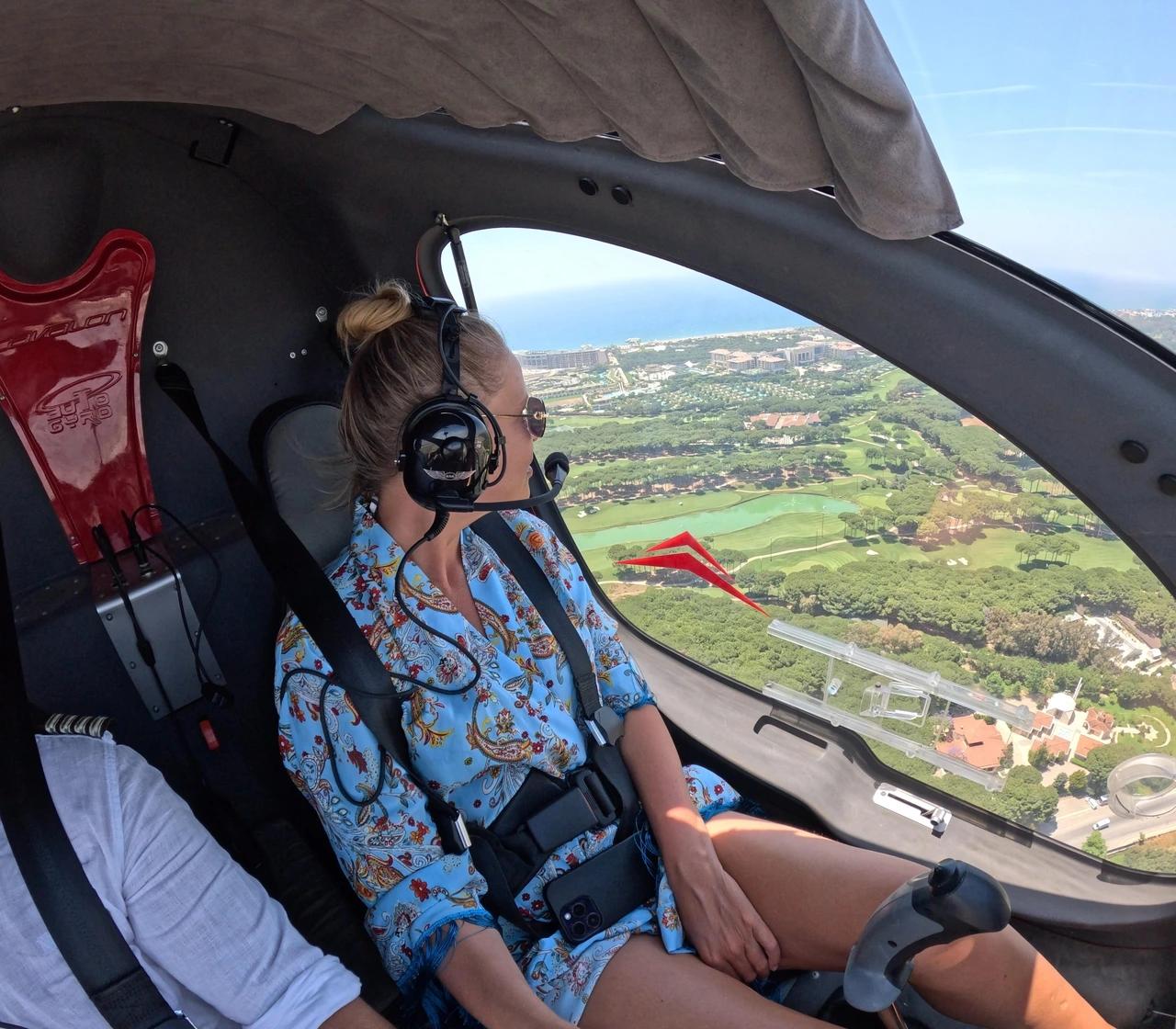 Side Tiyatrosu Gyrocopter Turu Antik Side Tiyatrosu üzerinde uçan kapalı tarzda bir gyrocopter, tarihi kalıntılara ve çarpıcı sahil şeridine havadan eşsiz bir bakış açısı sunuyor.